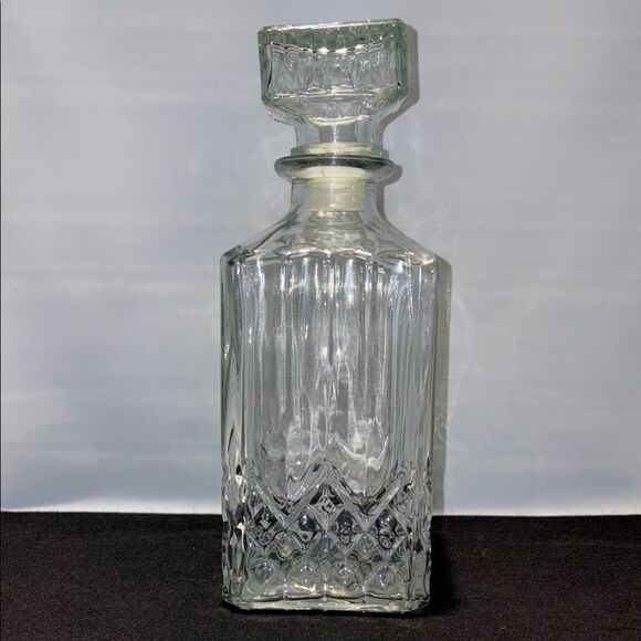 Elegant Clear Glass Decanter - Picture 2 of 10